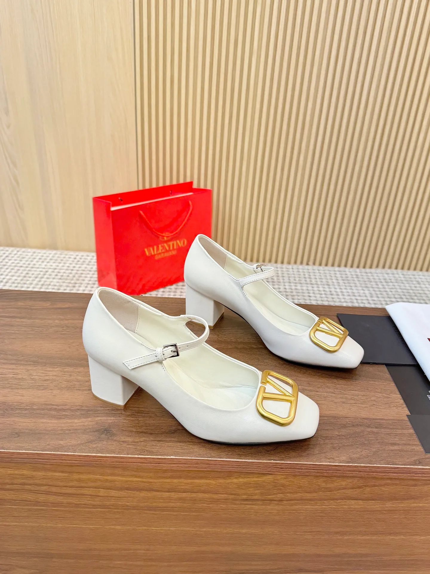 👟👟Ex-factory price 460👟👟 Genuine leather sole + 40 Valentino. Large v-buckle sandals ㊙️Latest series of counters Authentic grade version with perfect details. Authentic products are made one to one. All details are consistent with genuine ones. The upper foot is very pedicure type. The key point is that it is very good and easy to control. It does not grind the feet and does not tire the feet. Walking artifact, exclusive mold opening. The highest version on the market. Fabric: imported mixed sheepskin, lining and foot pads are all sheepskin. Code number (34 to 42) Customized sizes 34 and 42 are non-returnable and non-exchangeable. Heel height: 7.5CM. Rubber sole, leather sole +40